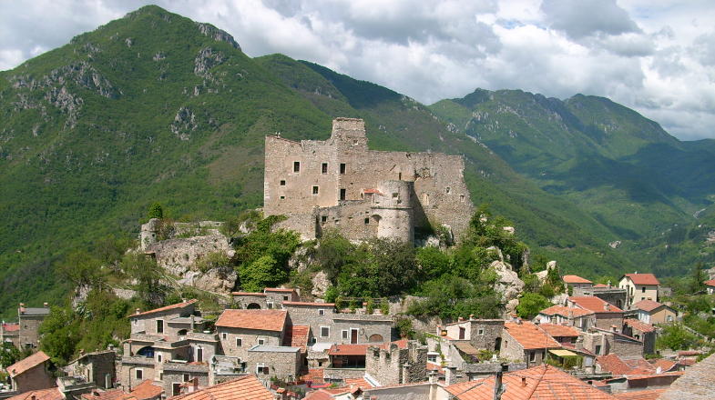 Vista su Castelvecchio di Rocca Barbena
